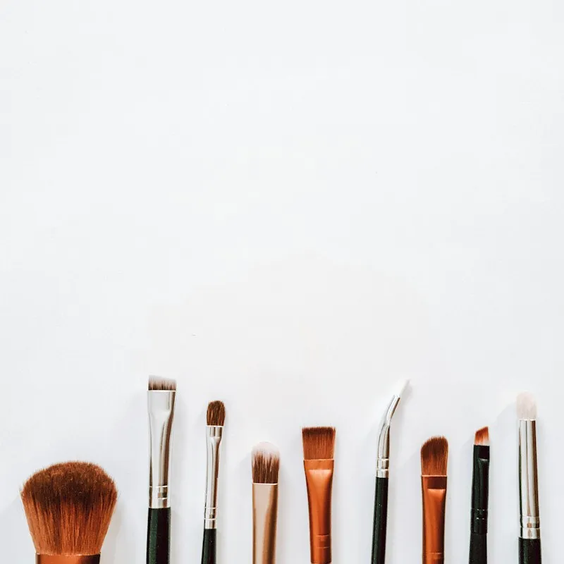 Pensule de machiaj aliniate pe un fundal alb